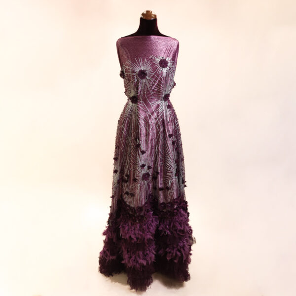 Tessuto Tulle-Pizzo ricamato con paillettes e perle e con fiori 3d motivo geometrico vinaccio