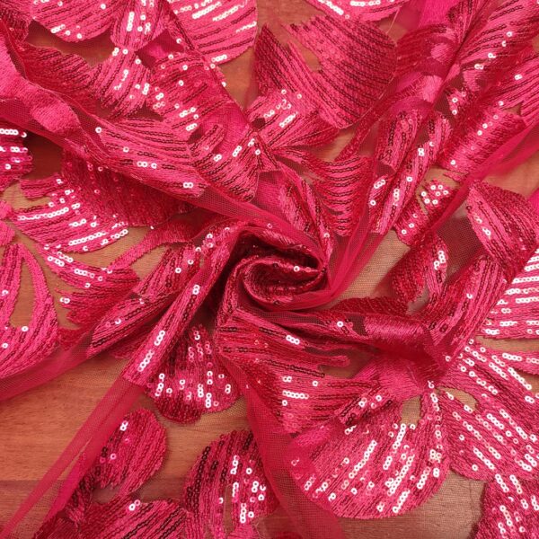 Tessuto Tulle ricamato con paillettes motivo floreale fucsia