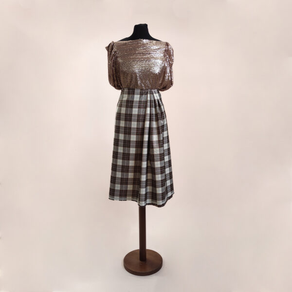 Tessuto Tulle ricamato con paillettes abbinato a Tessuto Tartan lurex