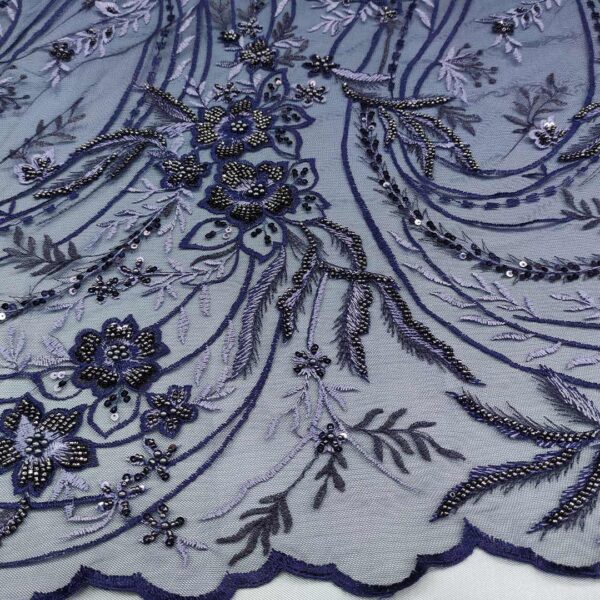 Tessuto tulle mano seta ricamato con pietre e con paillettes motivo floreale blu