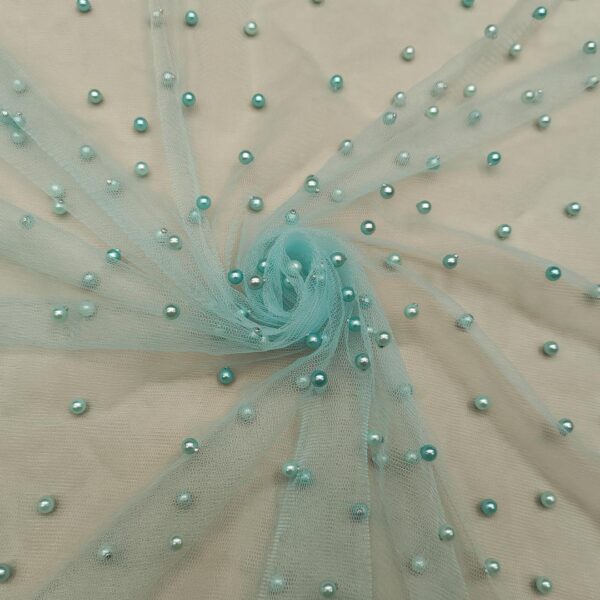 Tessuto Tulle mano seta ricamato con perle celeste