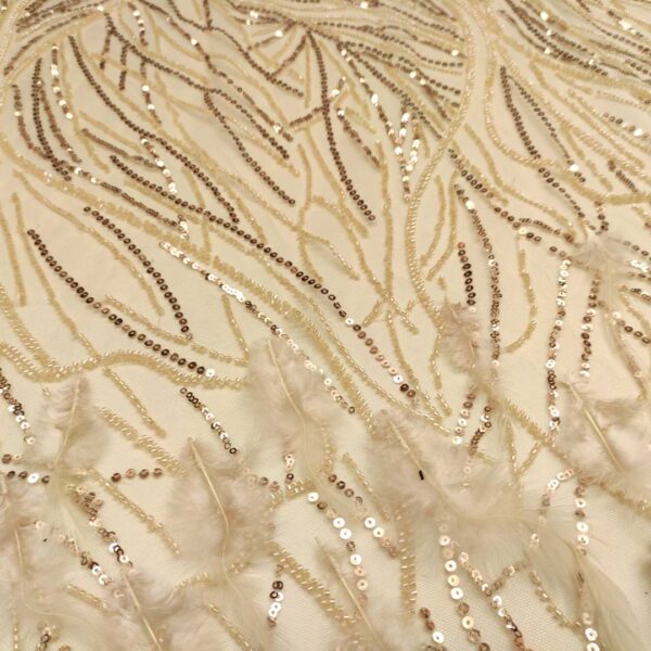 Tessuto Tulle mano seta ricamato con perline con paillettes e con piume beige - oro