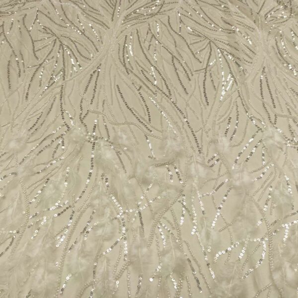 Tessuto Tulle mano seta ricamato con perline con paillettes e con piume bianco seta