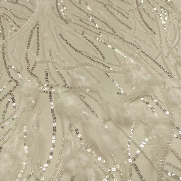 Tessuto Tulle mano seta ricamato con perline con paillettes e con piume bianco seta