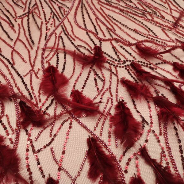 Tessuto Tulle mano seta ricamato con perline con paillettes e con piume bordeaux