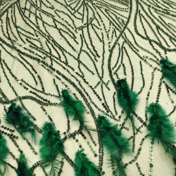 Tessuto Tulle mano seta ricamato con perline con paillettes e con piume verde bottiglia