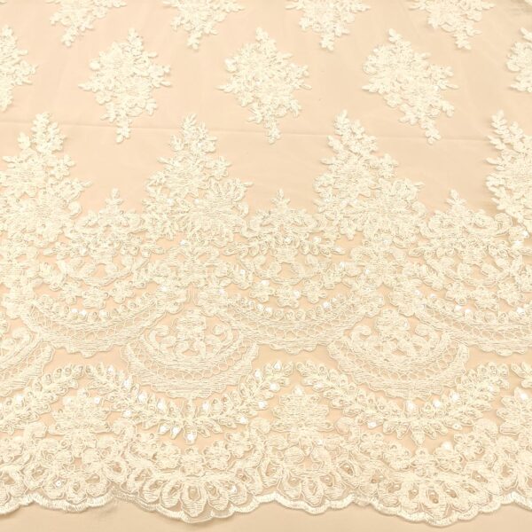 Tessuto Tulle mano seta doppio smerlo ricamato con paillettes e con perline motivo floreale barocco bianco seta