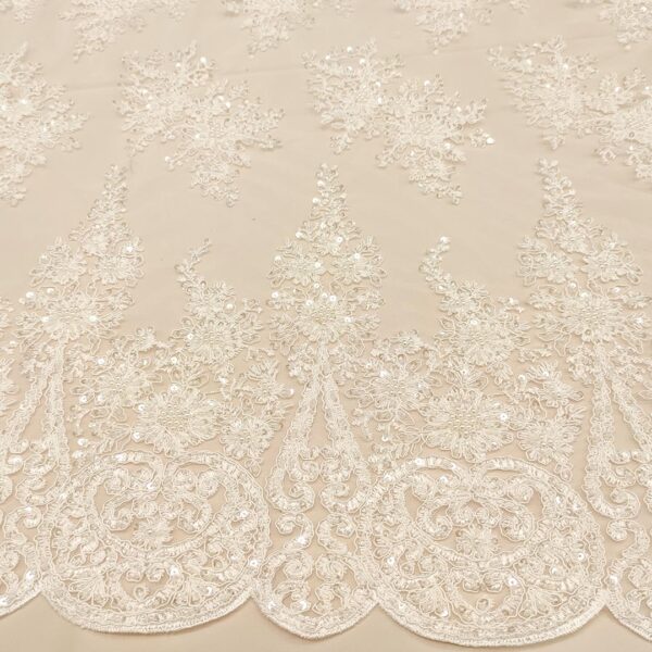 Tessuto Tulle mano seta doppio smerlo ricamato con paillettes e con perline motivo floreale bianco seta