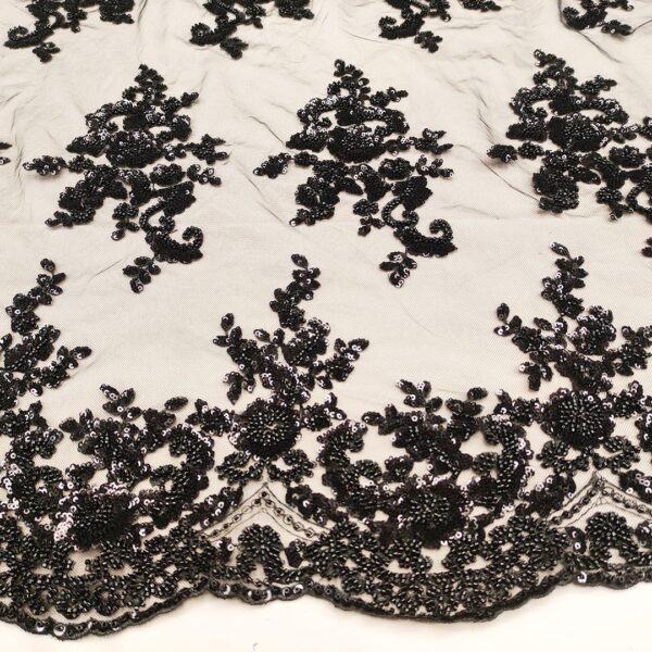 Tessuto Tulle mano seta doppio smerlo ricamato con paillettes e con perline motivo floreale nero