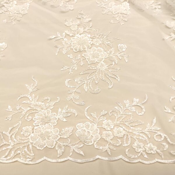 Tessuto Tulle mano seta ricamato con paillettes e con perline motivo floreale bianco seta