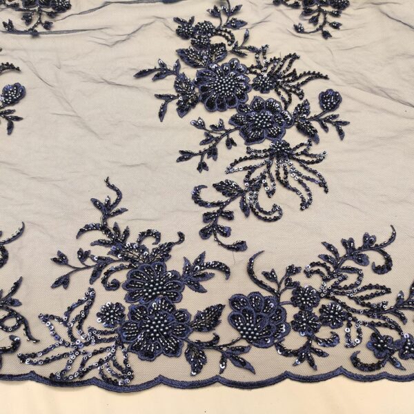 Tessuto Tulle mano seta ricamato con paillettes e con perline motivo floreale blu notte