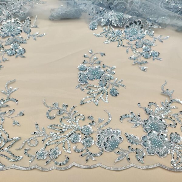 Tessuto Tulle mano seta ricamato con paillettes e con perline motivo floreale celeste
