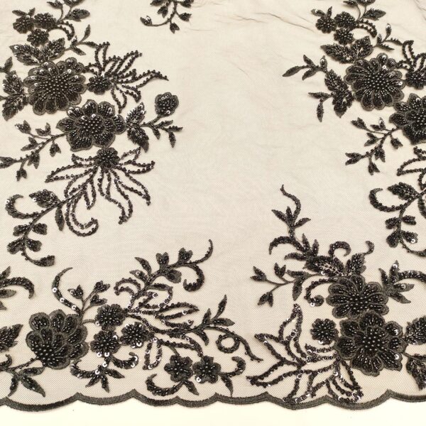 Tessuto Tulle mano seta ricamato con paillettes e con perline motivo floreale nero