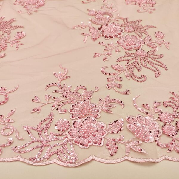 Tessuto Tulle mano seta ricamato con paillettes e con perline motivo floreale rosa