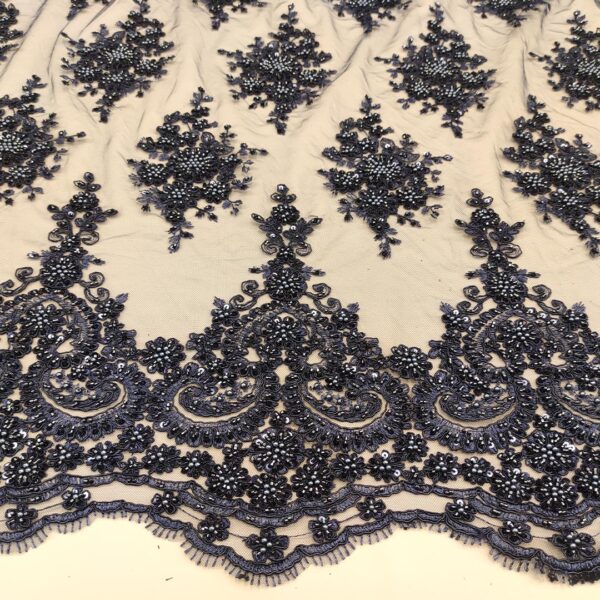 Tessuto Tulle mano seta doppio smerlo ricamato con paillettes e con perline motivo floreale barocco blu notte