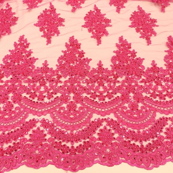 Tessuto Tulle mano seta doppio smerlo ricamato con paillettes e con perline motivo floreale barocco fucsia