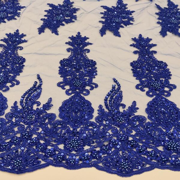 Tessuto Tulle mano seta doppio smerlo ricamato con paillettes e con perline motivo floreale arabo blu elettrico