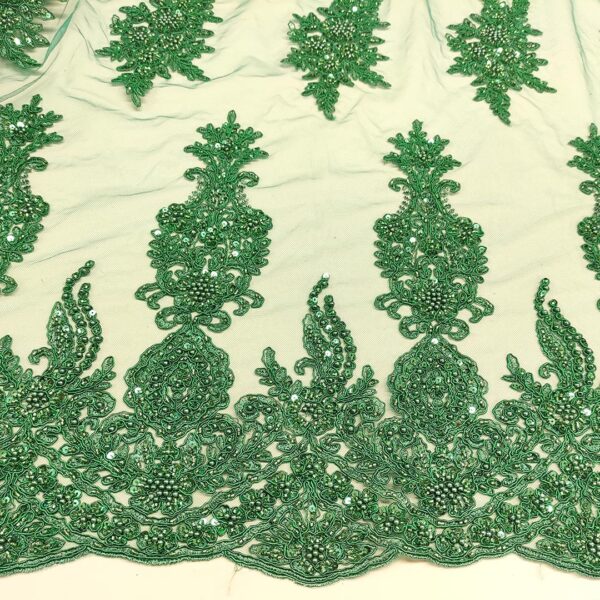 Tessuto Tulle mano seta doppio smerlo ricamato con paillettes e con perline motivo floreale arabo verde
