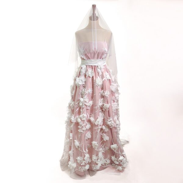 Tessuto Tulle mano seta ricamato con fiori in 3D bianco seta