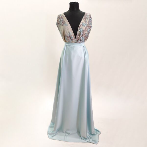 Tessuto tulle mano seta ricamato con pietre - con paillettes - con perle motivo floreale celeste abbinato a Tessuto Cady Sposa