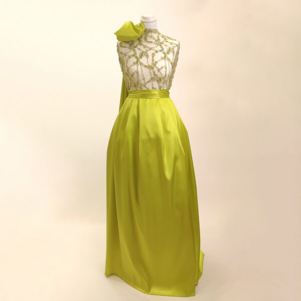 Tessuto tulle mano seta ricamato con pietre - con perle - con paillettes motivo astratto mela abbinato a Tessuto Mikado in tinta unita