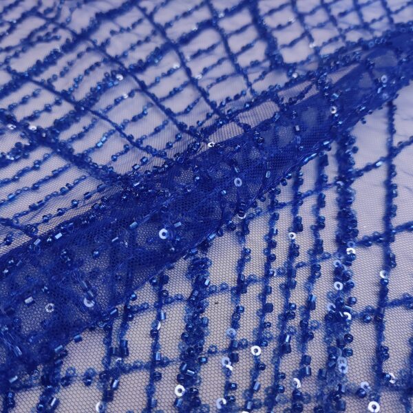 Tessuto tulle mano seta ricamato con pietre - con perle - con paillettes motivo astratto blu elettrico