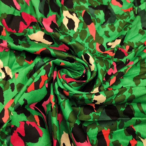 Tessuto Viscosa a fantasia motivo animalier verde smeraldo - nero - fucsia