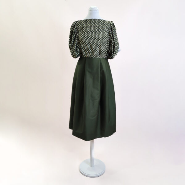 Tessuto Viscosa a fantasia  motivo pois abbinato a Tessuto Gabardine in cotone in tinta unita verde militare