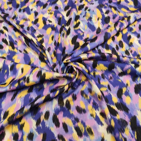 Tessuto Viscosa a fantasia motivo animalier lilla - viola - giallo