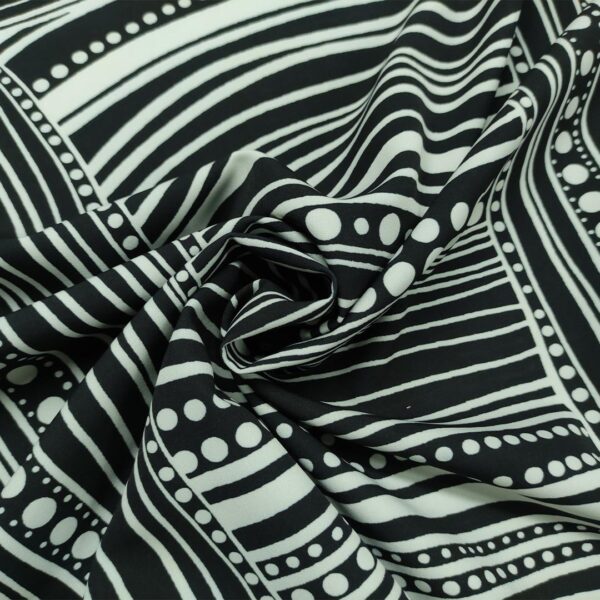 Tessuto Cady elasticizzato a fantasia motivo astratto bianco - nero