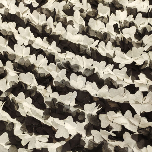 Tessuto chiffon ricamato con fiori in 3D bianco - nero