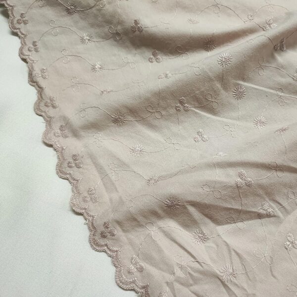 Tessuto Cotone leggero ricamato a fantasia motivo floreale beige