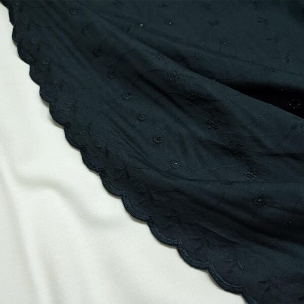 Tessuto Cotone leggero ricamato a fantasia motivo floreale nero