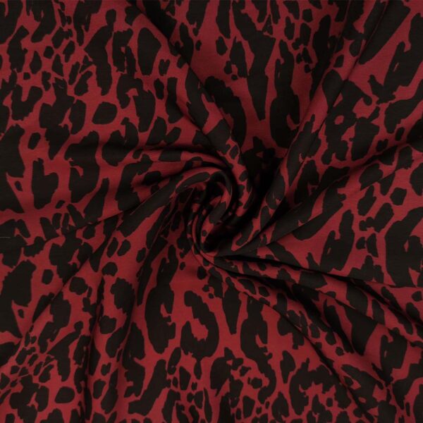 Tessuto Crepe a fantasia motivo animalier bordeaux - nero