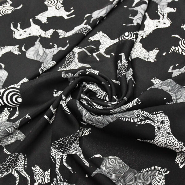 Tessuto Crepe a fantasia motivo animalier bianco - nero