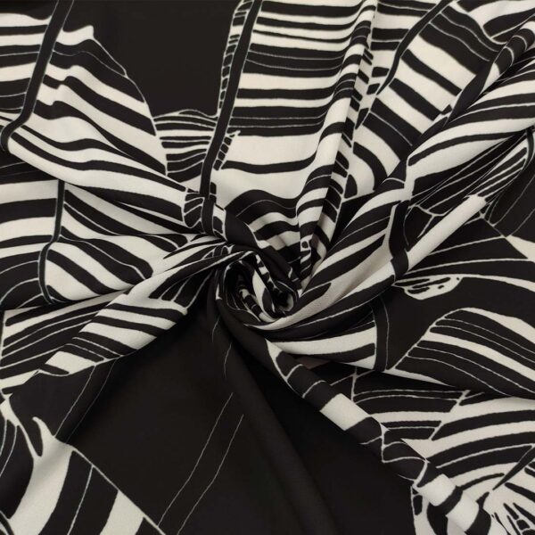 Tessuto Crepe a fantasia motivo astratto bianco - nero