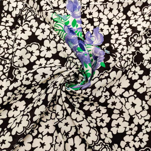 Tessuto Crepe leggero a fantasia motivo floreale bianco - nero - verde