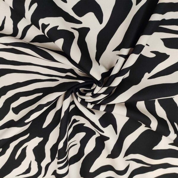 Tessuto Crepe elasticizzato a fantasia motivo animalier avorio - nero