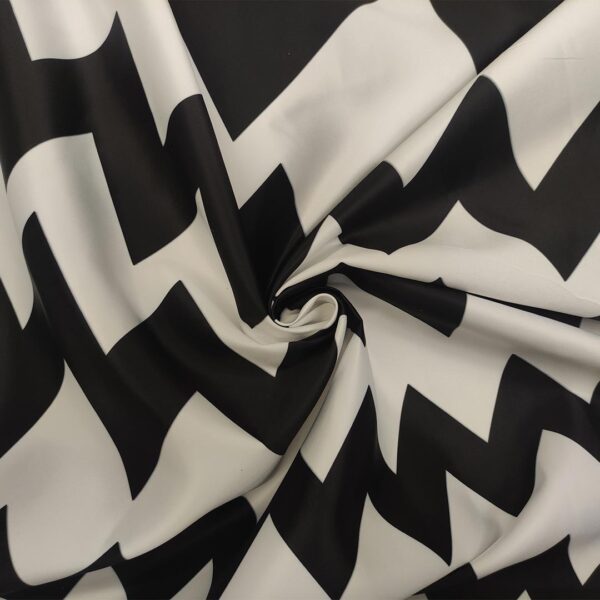 Tessuto Duchesse a fantasia motivo geometrico nero - bianco