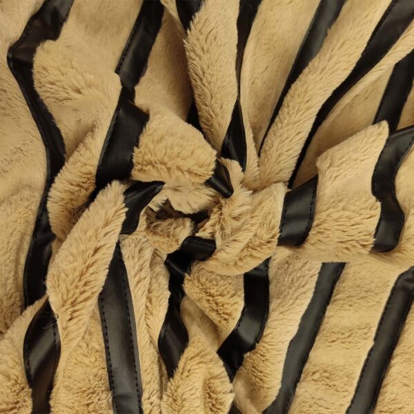 Tessuto Eco Pelliccia lavorato con ecopelle motivo rigato beige - nero