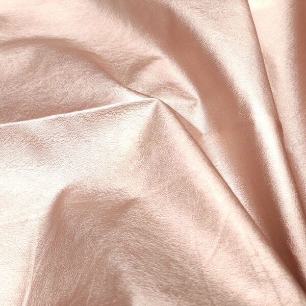 Tessuto Ecopelle lucida per abbigliamento tinta unita rosa