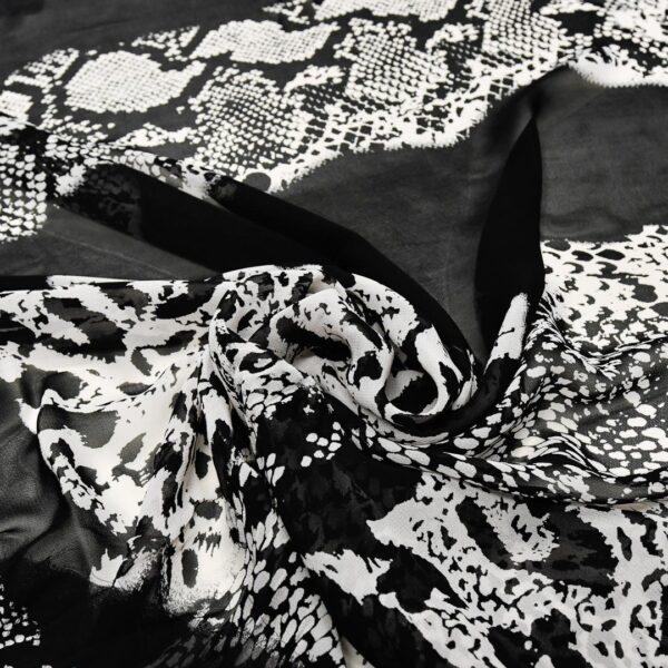Tessuto Georgette a fantasia motivo animalier bianco - nero