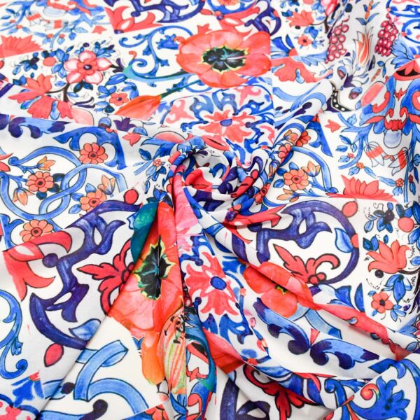 Tessuto Georgette a fantasia motivo astratto berry - blu elettrico - bianco