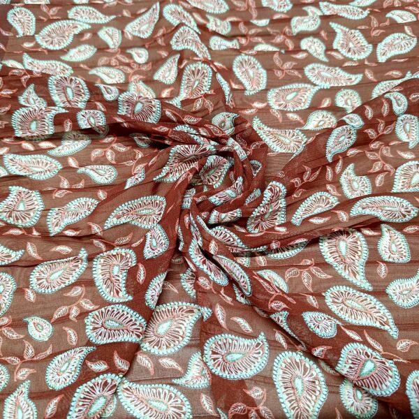 Tessuto Georgette Plissè a fantasia motivo floreale cashmere ruggine - rosso