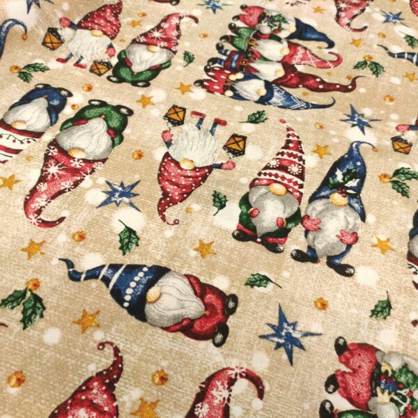 Tessuto Misto Cotone decorativo natalizio motivo gnomi beige - rosso - verde - blu