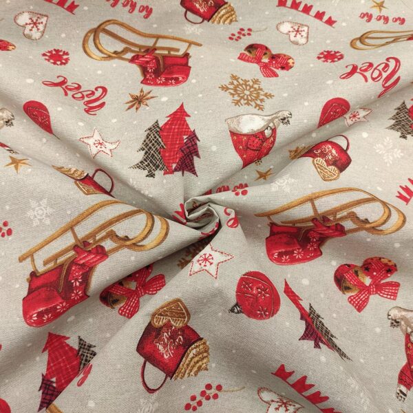 Tessuto Misto Cotone per arredo natalizio a fantasia con orsetti e slitte grigio - rosso - bianco