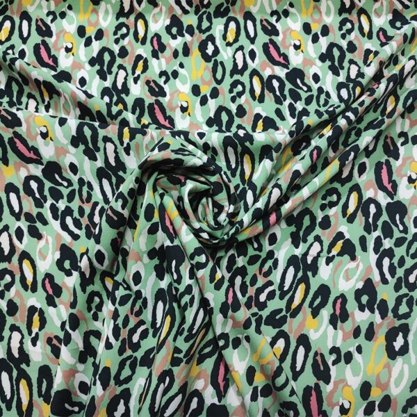 Tessuto Misto Viscosa a fantasia motivo animalier verdino - giallo - nero