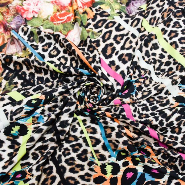 Tessuto Misto Viscosa a fantasia motivo astratto nero - giallo - rosso