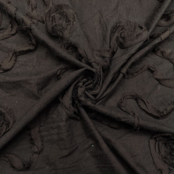 Tessuto Mussola di Cotone ricamato 3D motivo floreale nero