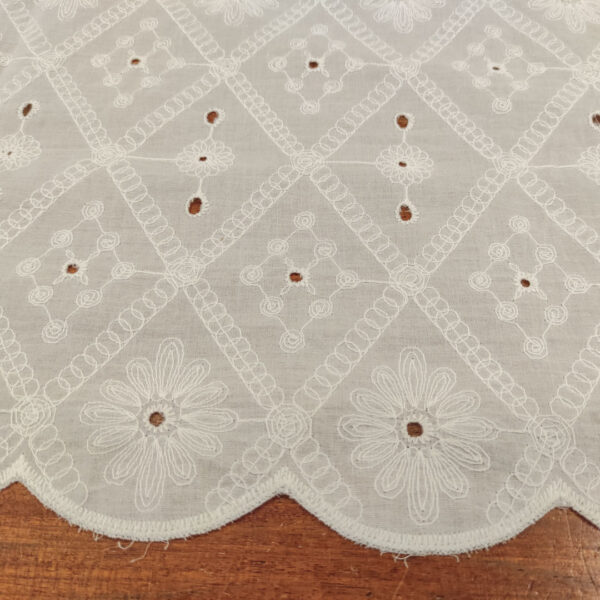 Tessuto Mussola di Cotone ricamato motivo astratto bianco